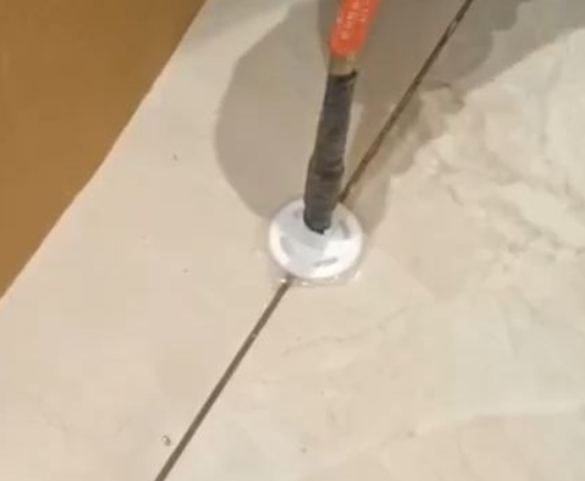 潘集瓷砖空鼓维修公司专业解答瓷砖在铺贴过程中，如果没有涂抹均匀到位的粘结材料（如水泥砂浆或瓷砖胶），可能会导致以下问题