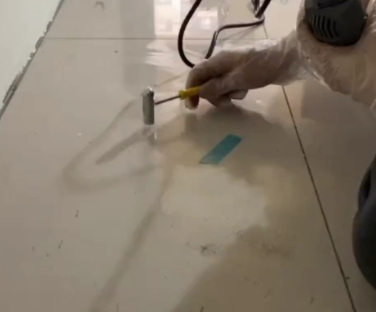 潘集瓷砖开裂维修公司专业分享瓷砖在铺贴前如果没有沥干水分，将会导致以下问题